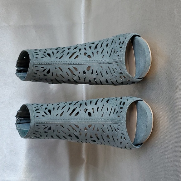 🆕️ White House Black Market Stacey Wintergreen Laser-Cut Booties SIZE: 10M - Picture 3 of 8